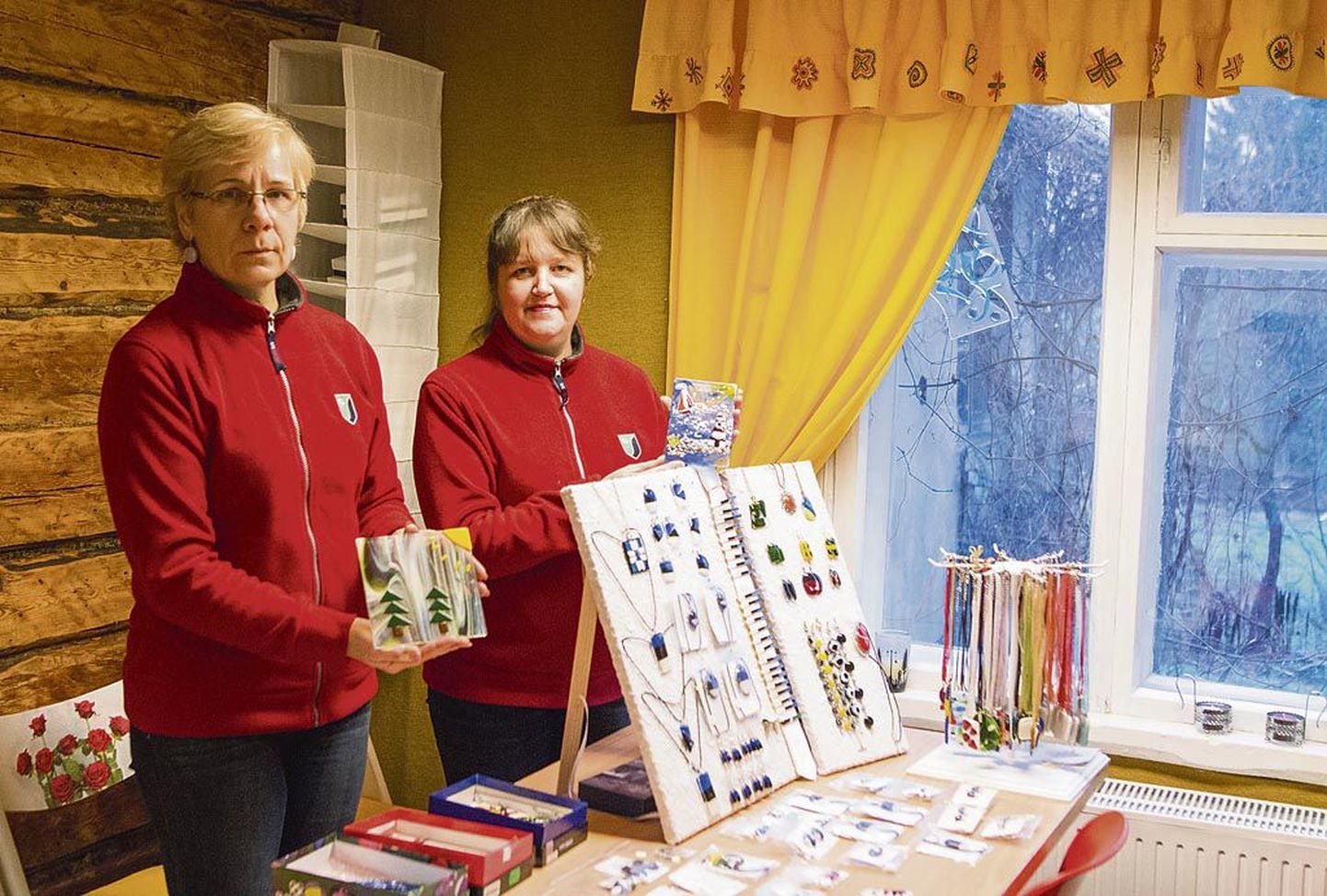 Lemmetsa külaseltsi maja käsitöötoas näitavad Lea Viik ja Reet Hollo (paremal) klaasist valmistatud meeneid.