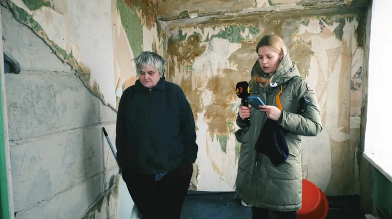 Tali küla kortermaja korter, kus elavad ema ja poeg. Katrin Lust telefonil.