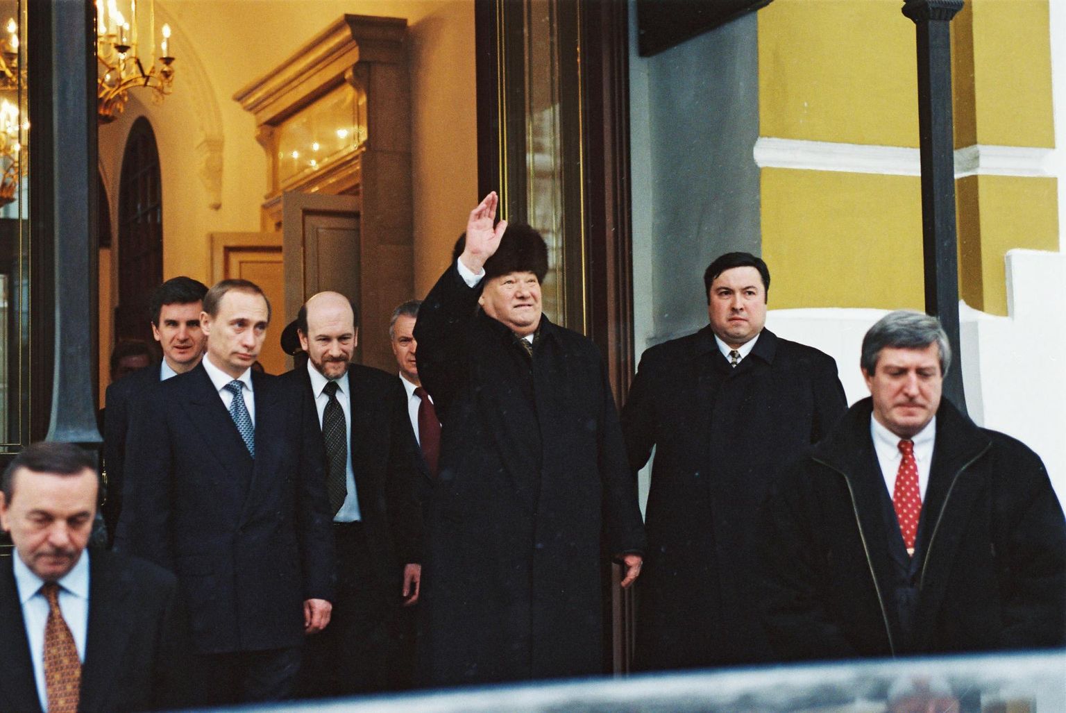 Boriss Jeltsin (keskel, karvamütsiga).