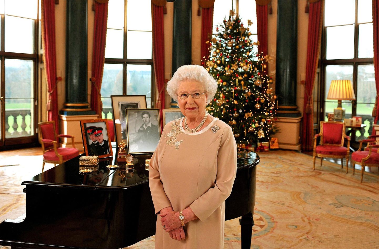 Elizabeth II seismas klaveri ees Buckinghami palee muusikasaalis.