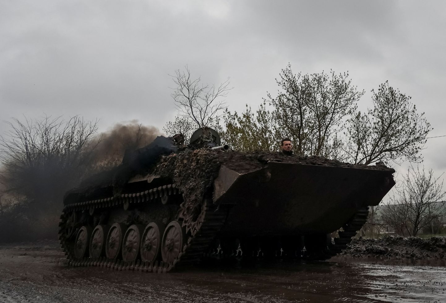 Ukraina BMP-1 Bahmuti lähedal teel