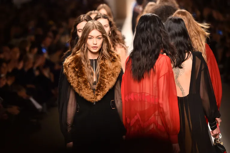 Gigi Hadid Fendi moelaval.