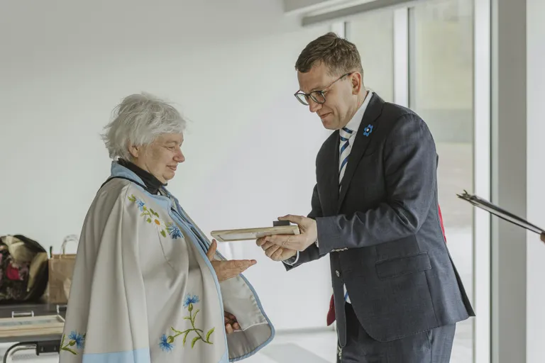 Keskkonnaministeerium (nüüd kliimaministeerium) on Eerik Kumari nimelist looduskaitsepreemiat välja andnud 1989. aastast ja 2010. aastast kaasneb sellega looduskaitse kuldmärk.