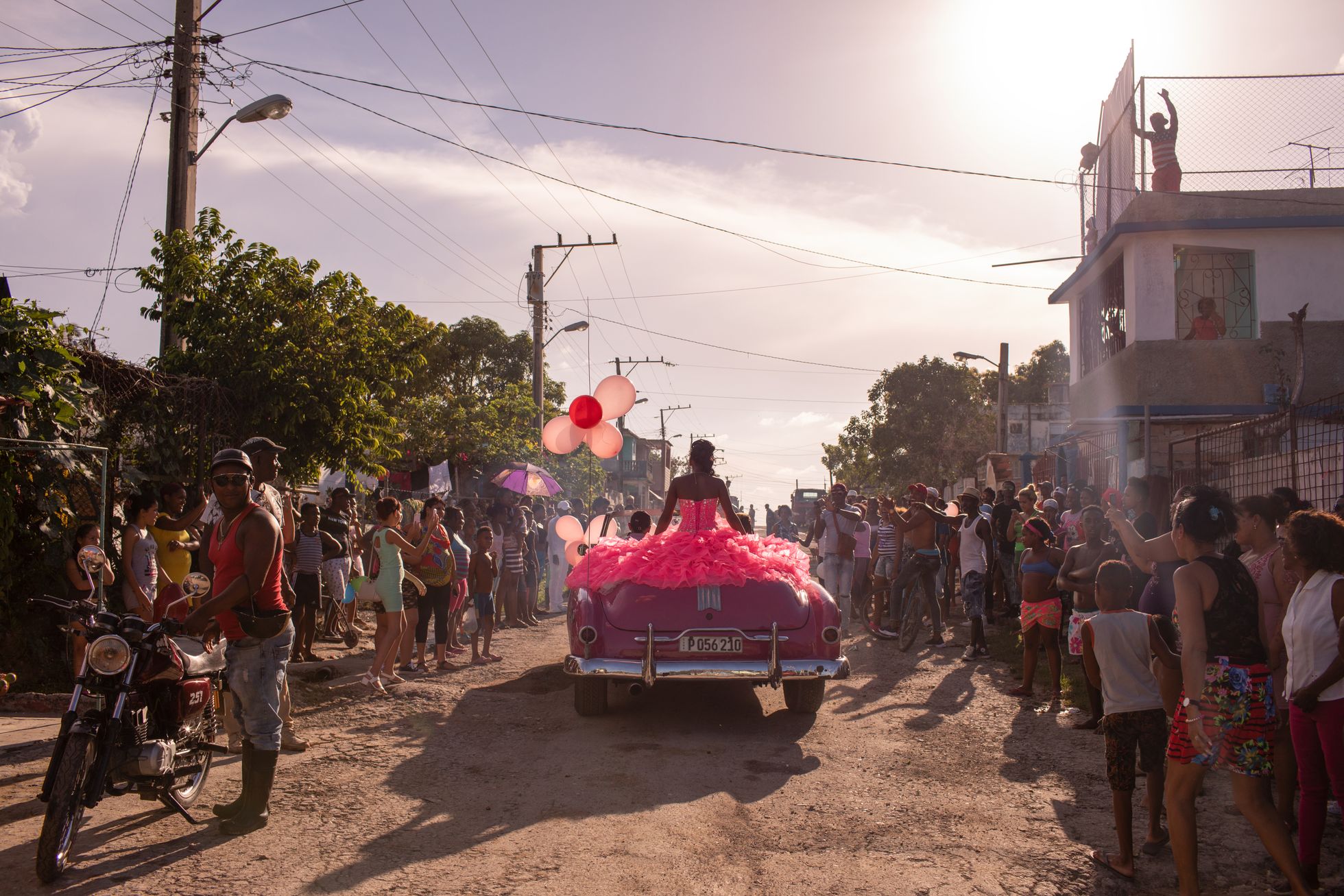 Kuubalanna Pura sõidab Havanas roosa 1950. aastatest pärit kabrioletiga, et tähistada oma viieteistkümnendat sünnipäeva.