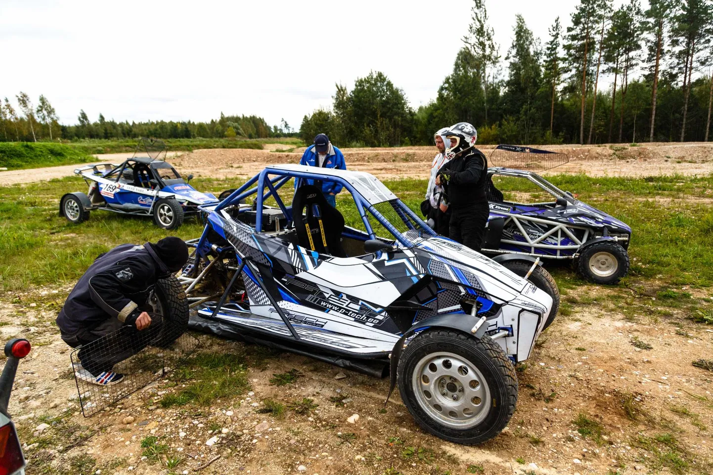 Raassilla rallikrossirajal ootas ees kolm masinat, mis liiguvad kruusal kiiremini kui enamik autosid maanteel.