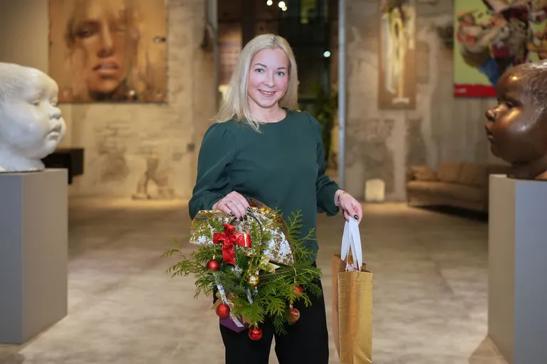 Екатерина из Таллинна всегда новогоднюю елку украшает сама. Для нее это медитация.