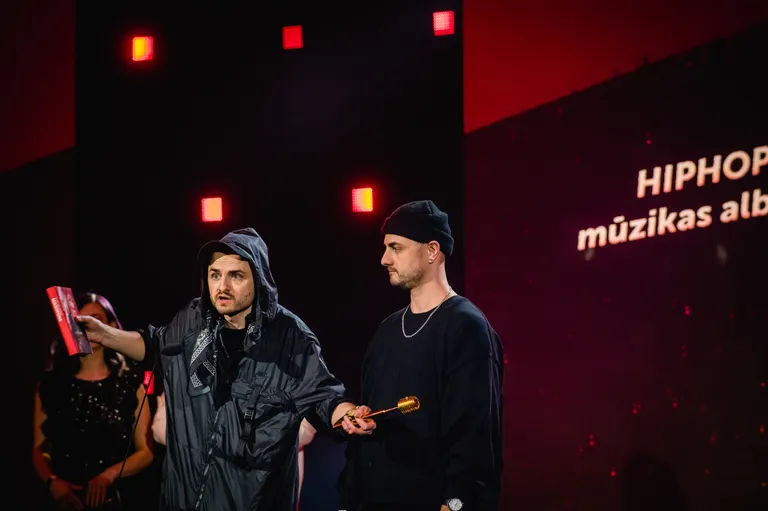 Latvijas Mūzikas ierakstu gada balvas "Zelta Mikrofons" pasniegšanas ceremonija 2024. gada 8. martā konferenču centrā "ATTA Centre". Reperis un bītmeikeris ansis un bītmeikeris 181h saņem balvu "Zelta Mikrofons" par labāko hiphopa mūzikas albumu: projekta "Netīrās Cilpas" kompilāciju "Melnezera grāmata".