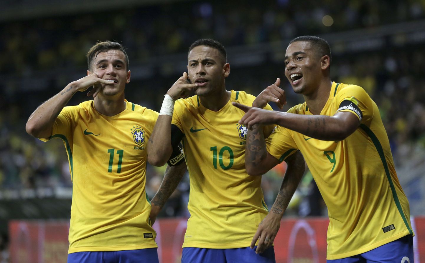 Brasiilia koondise staarid Philippe Coutinho (vasakult), Neymar ja Gabriel Jesus.