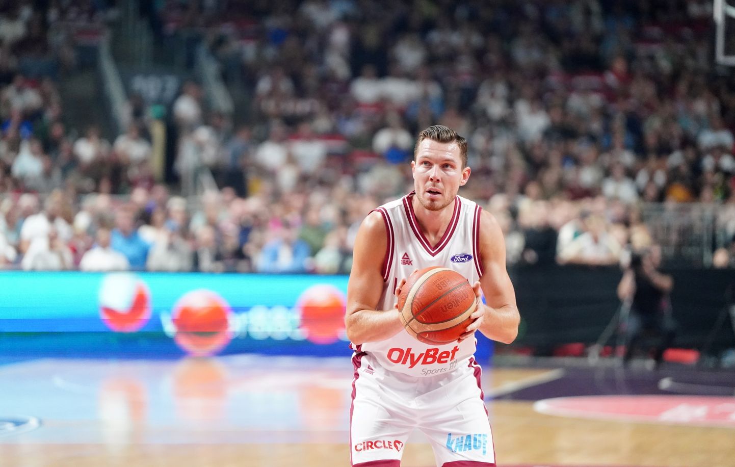 Latvijas vīriešu basketbola valstsvienības spēlētājs Dairis Bertāns (nr.9, baltā tērpā)