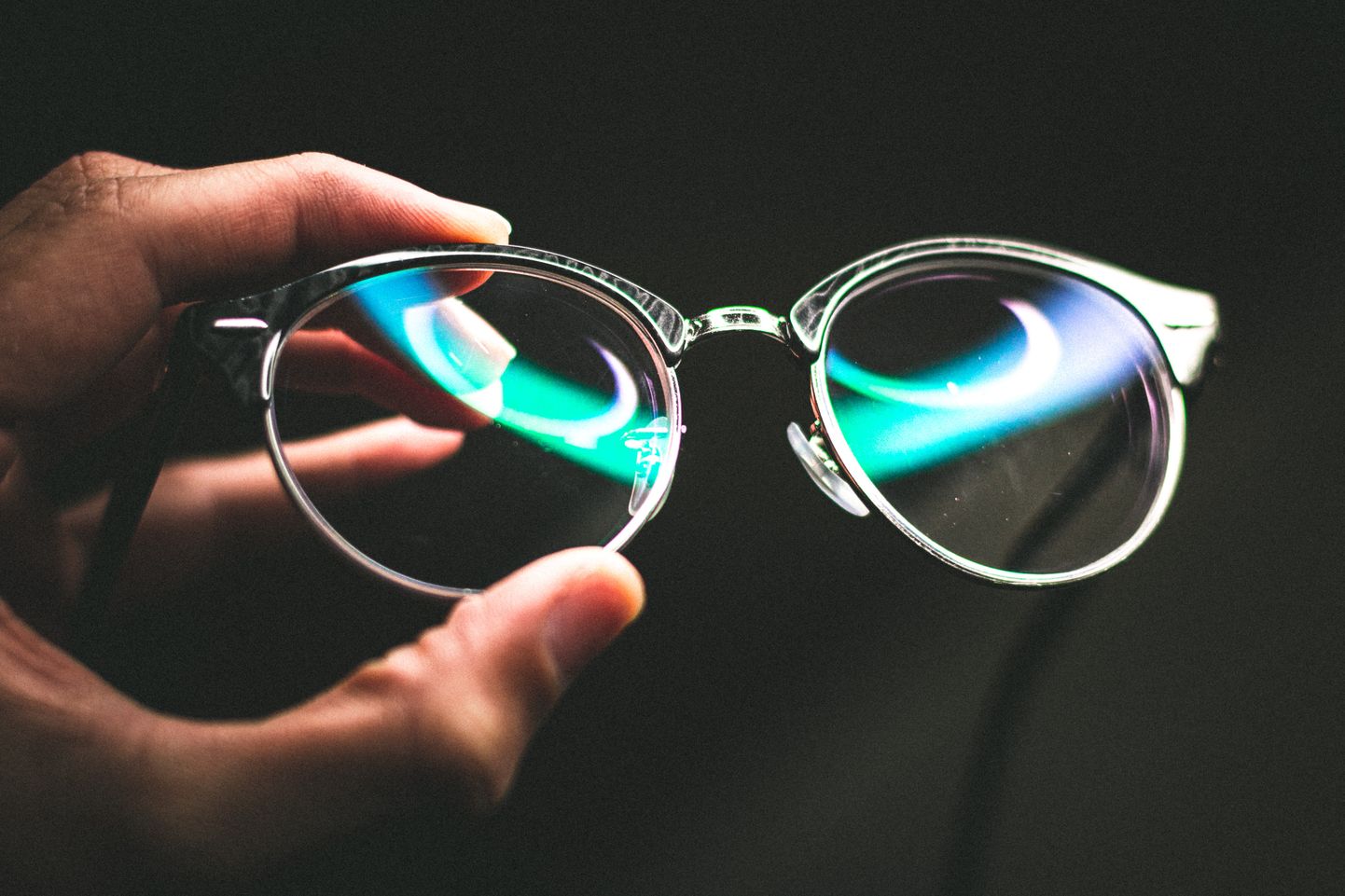 Sinise valguse prillid filtreerivad sinist ja UV valgust. Neid saab kanda nii ekraanide ees töötades, aga ka muul ajal, et vähendada probleeme, mida tekitab tehisvalgus.