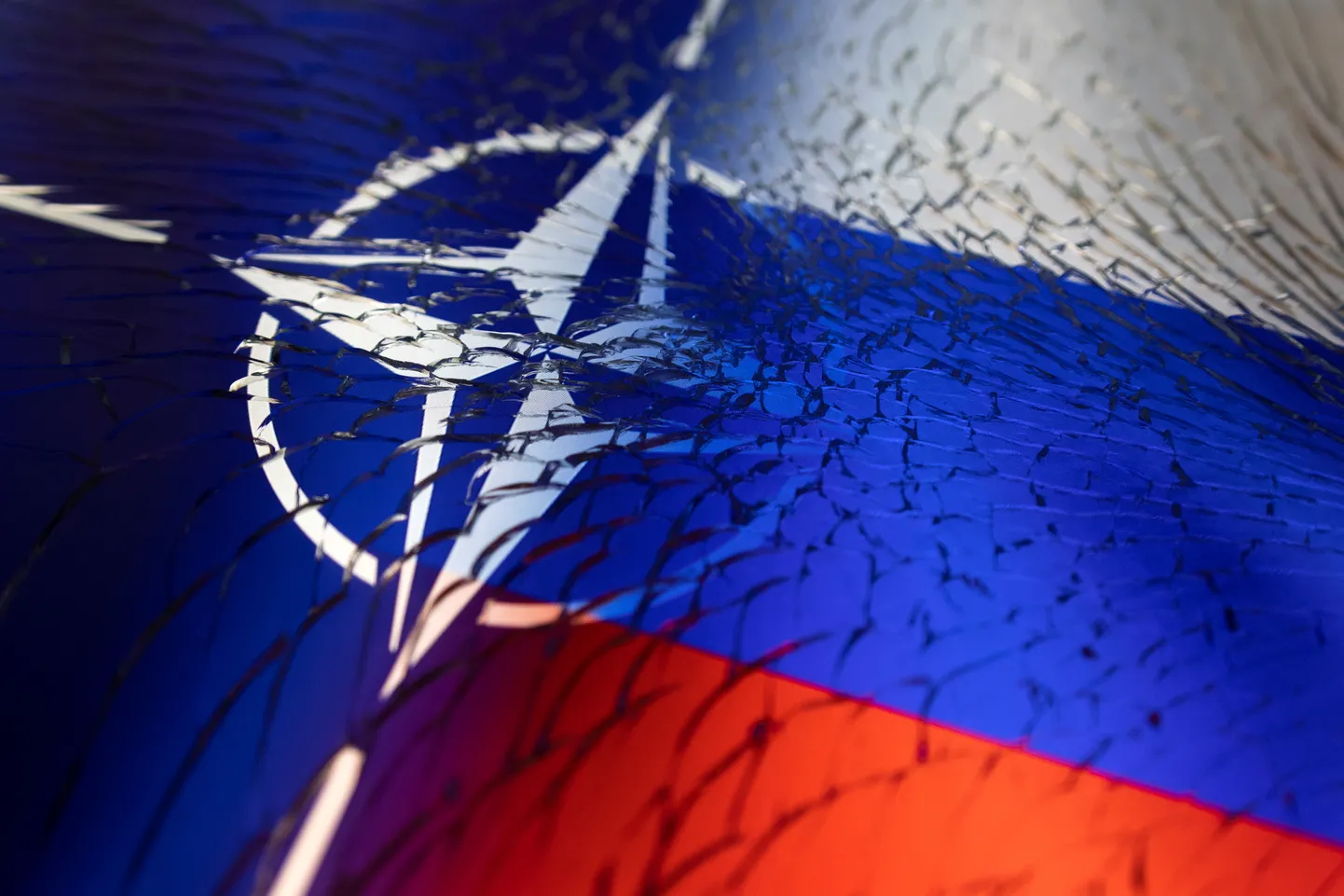 NATO ja Venemaa lipud.