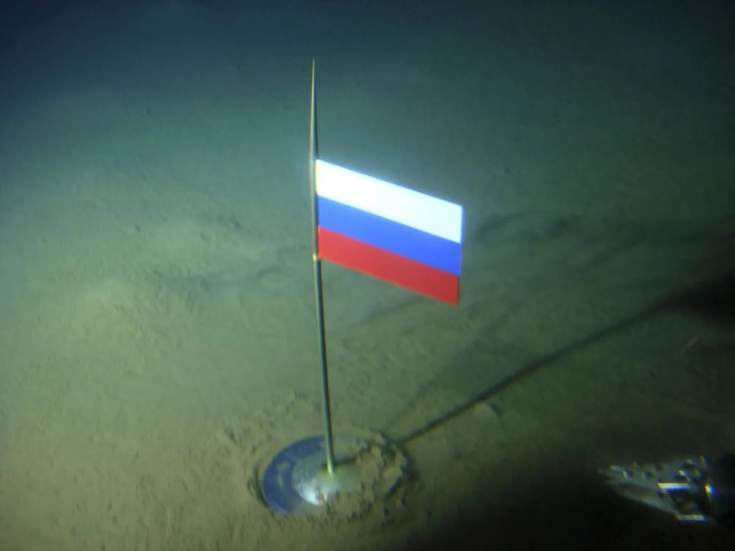 Põhjapoolusel mere alla toimetatud Vene lipp..