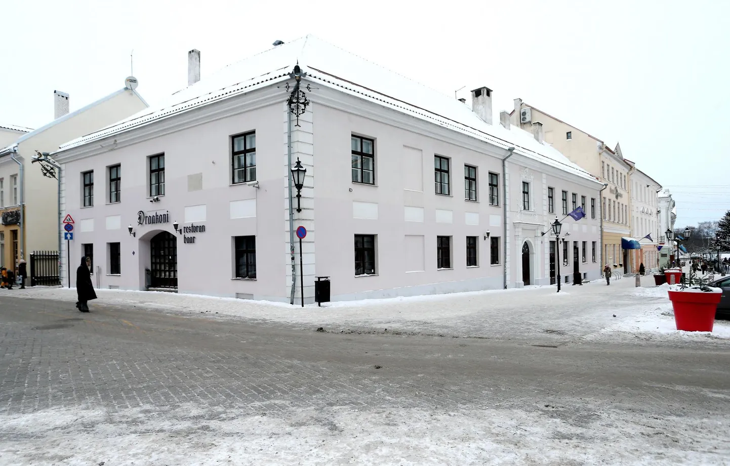 Draakoni hotell asub linna ühes magusaimas kohas, kus kohtuvad Ülikooli ja Lossi tänav ning Raekoja plats.