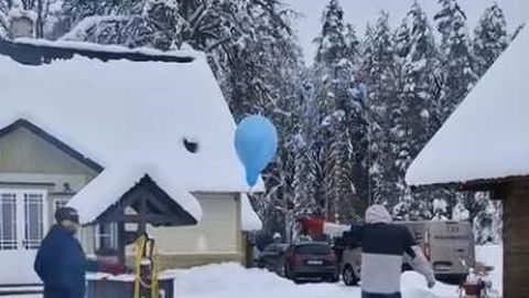 SUUR PAUK ⟩ VIDEO! Jõulupeol korraldatud keemiakatse lõi katuse lumest puhtaks