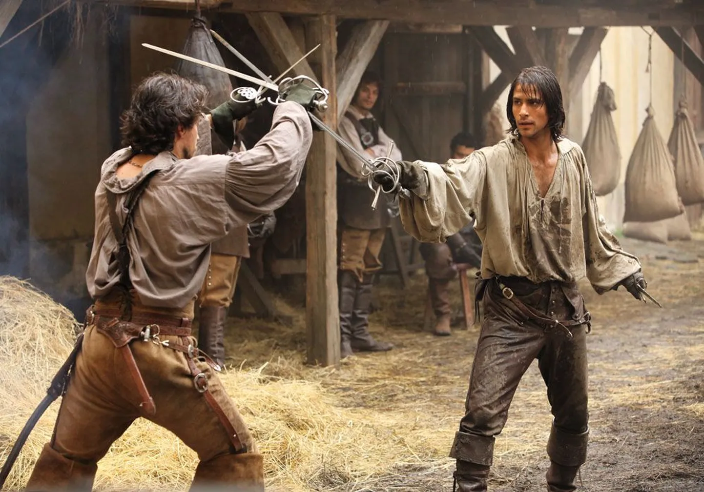 Kes lööb keda, ütle seda! D’Artagnan (paremal, Luke Pasqualino) on ristanud mõõga Aramisega 
(Santiago Cabrera).