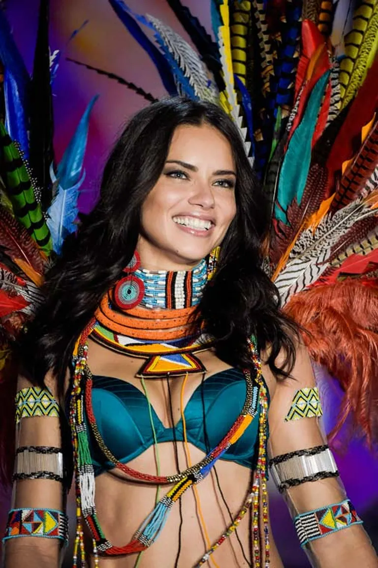 Adriana Lima Victoria's Secret apakšveļas modes skatē