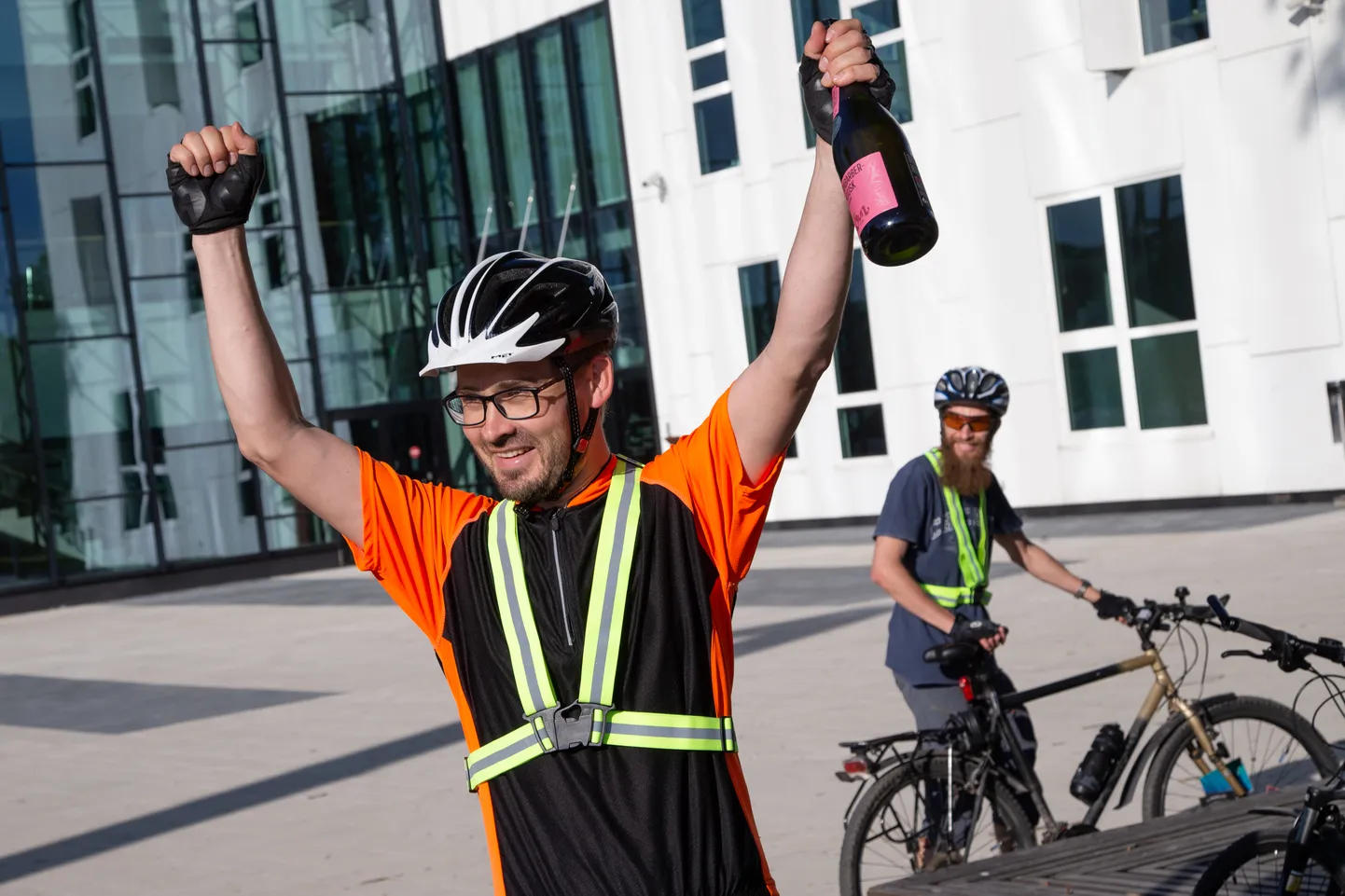 Tartu Postimehe peatoimetaja Rannar Raba jõudis velotuuri teatepulgaga kolmapäeva õhtul Jõhvi muusikaväljakule ja andis selle üle Põhjarannikule.