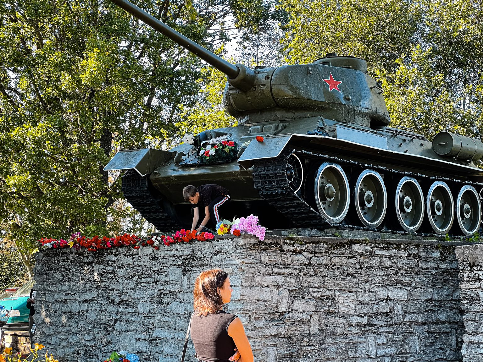 Мемориал в с танком Т-34 в Нарве, 3 августа 2022 года. Около памятника в среду собирались десятки горожан, а движение машин по шоссе рядом было затруднено.