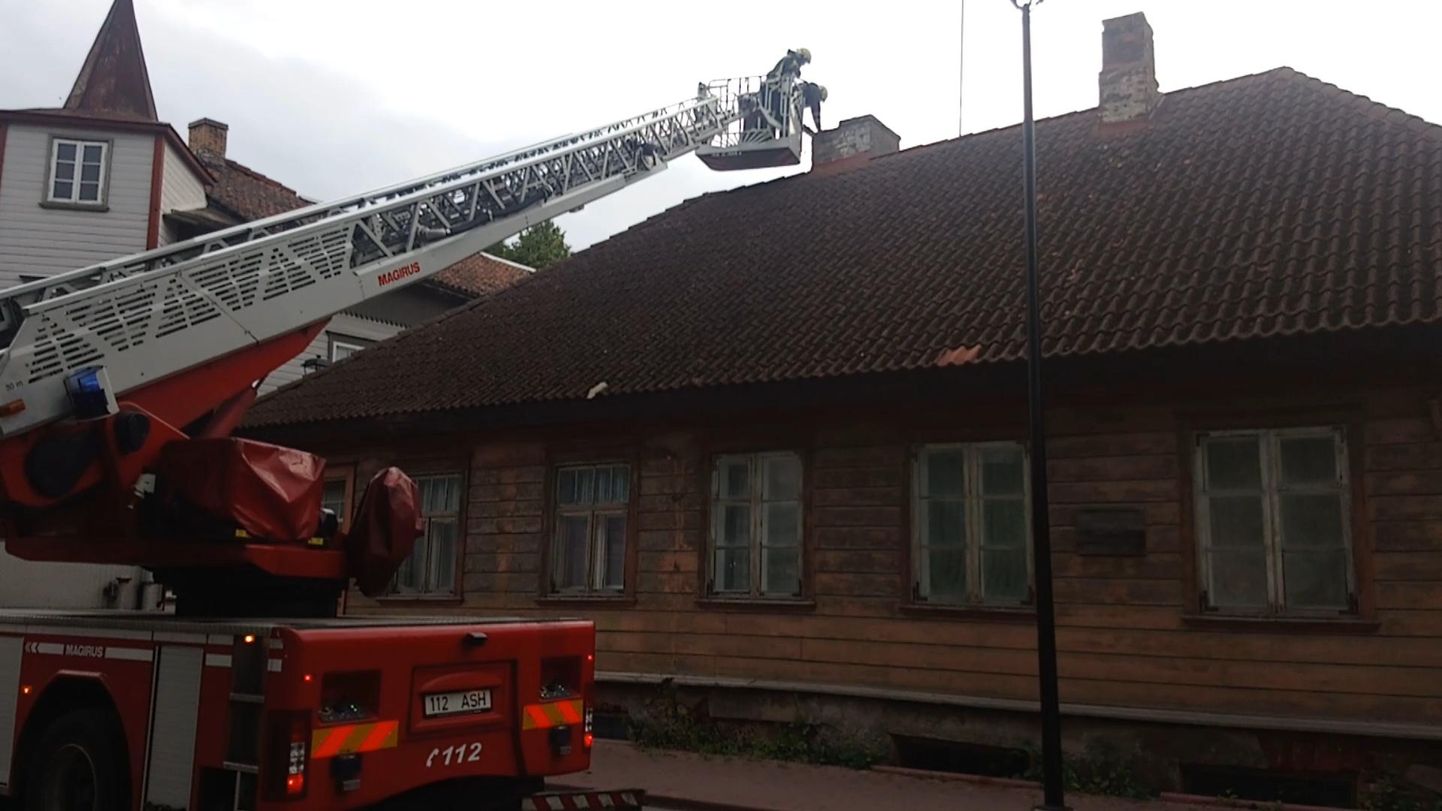 Häirekeskus sai teate, et Viljandis Lossi tänaval on muinsuskaitsealuse maja korstna küljest kivi tänaval parkinud auto kapotile kukkunud.