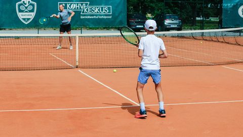 Tenniseklubides napib nii treeninguaegu kui väljakuid