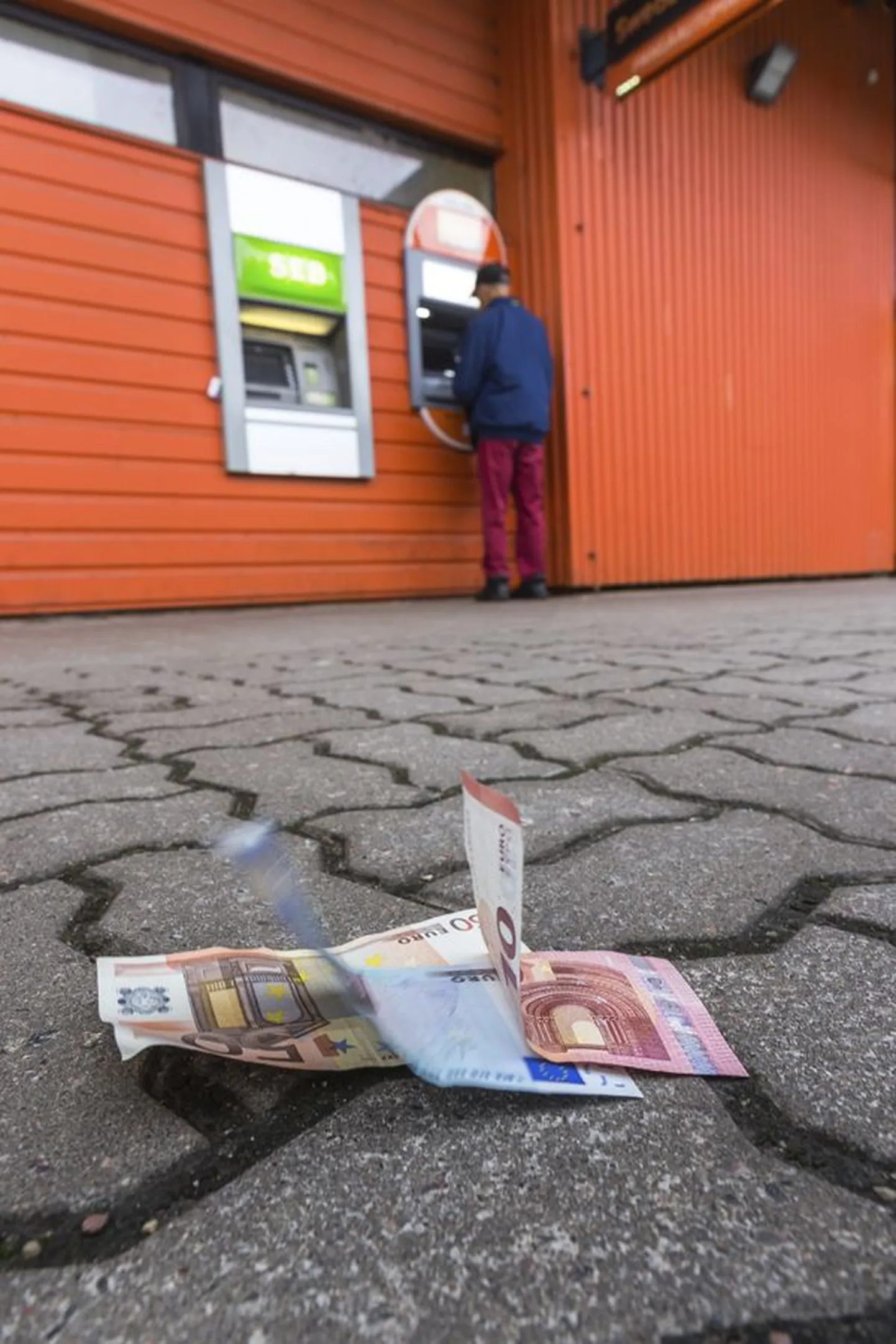 Juhuslikult mahakukkunud rahatähed käivitasid kolmapäeval Maksimarketi ees etenduse, mille eesmärk oli ohvri pangakaardi kättesaamine. PIN-koodi olid vargad juba enne välja peilinud.