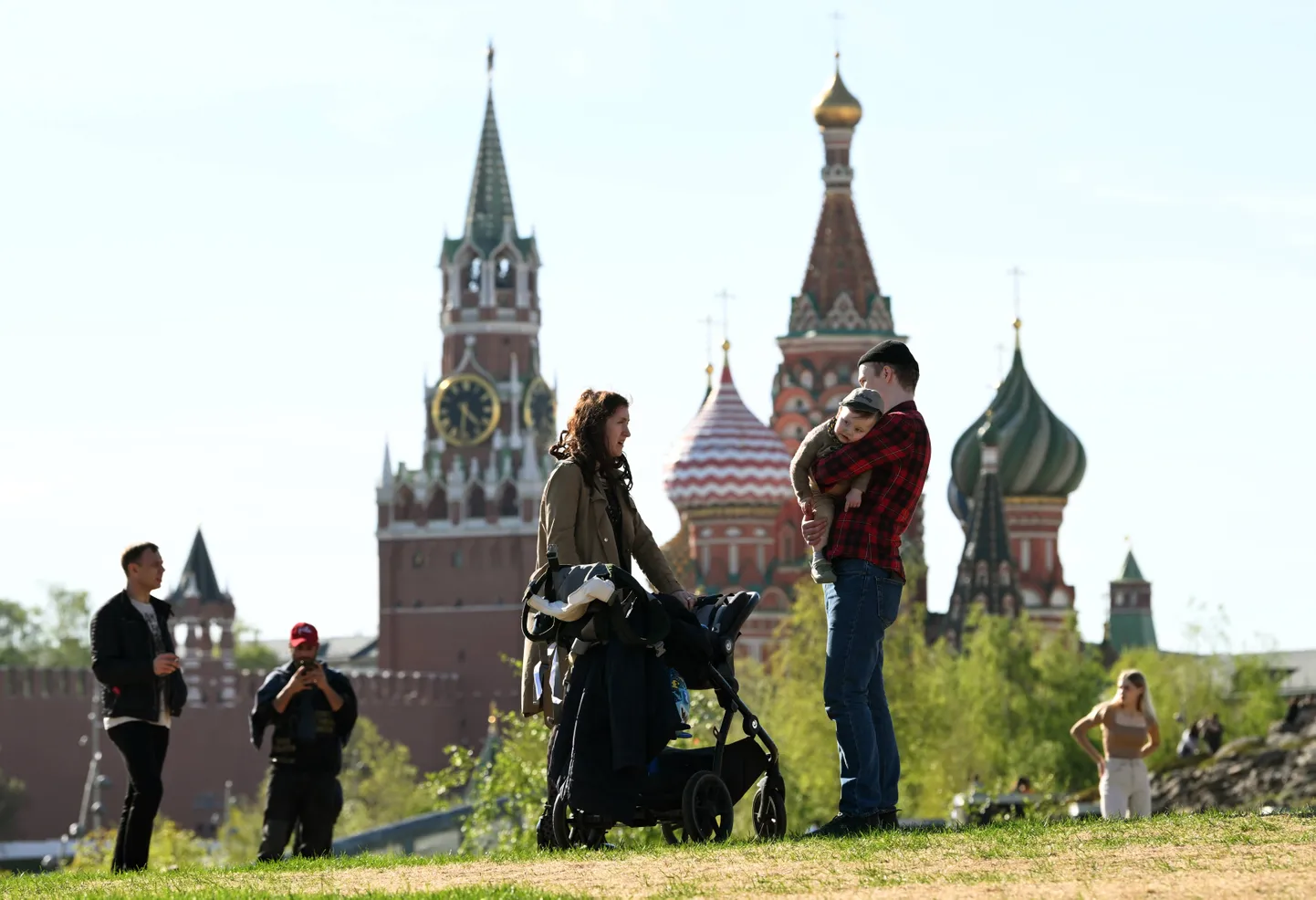 Venelased 29. aprillil Kremli lähistel sooja kevadpäeva nautimas.