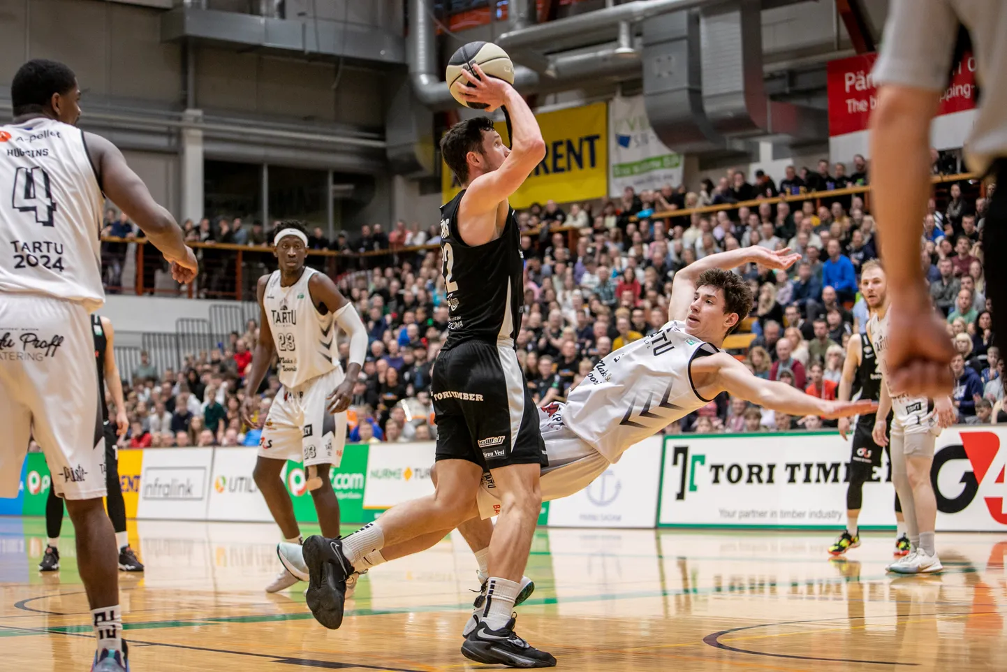 Pärnu resultatiivseimaks kerkinud Andris Misters on end osavalt viskele mänginud ja toob kaks punkti.