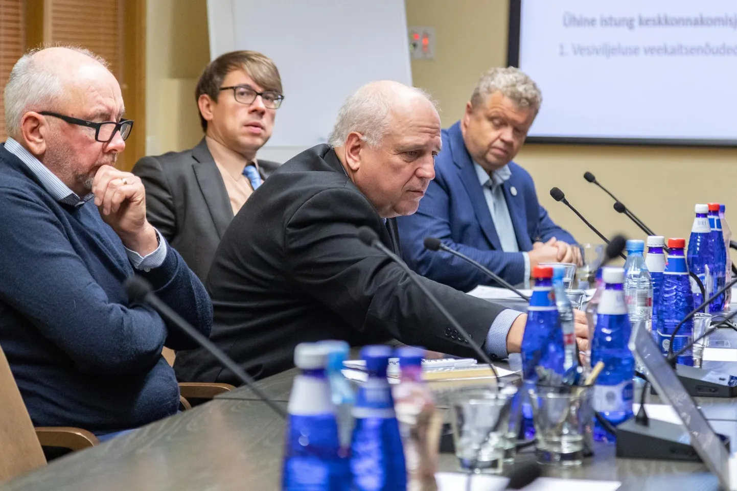 Minister Mart Järvik (keskel) jäi endale kindlaks ka pärast eilset riigikogu maaelukomisjoni istungit.