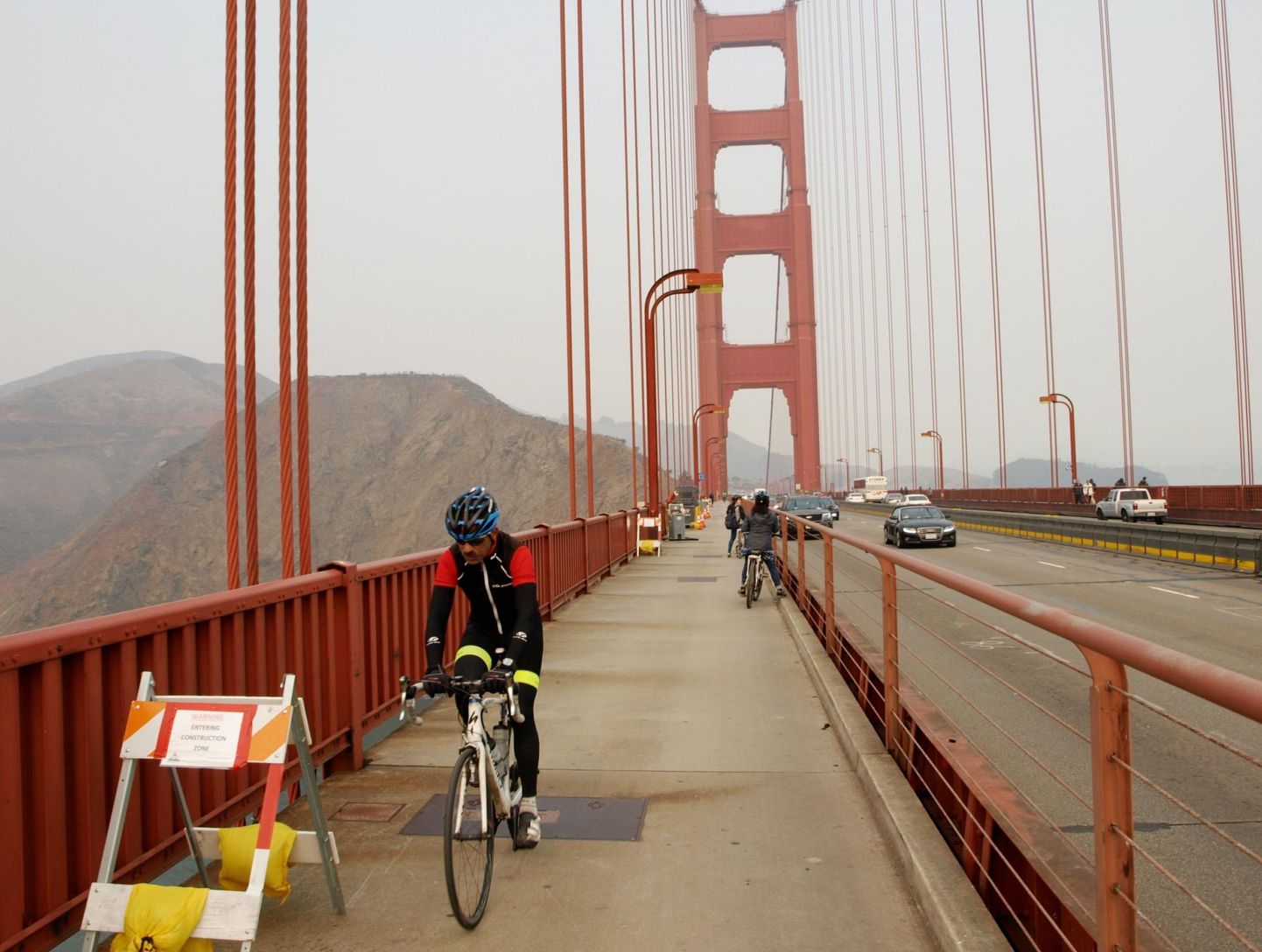 Rattur ületamas San Franciscos Golden Gate&#39;i ehk Kuldvärava silda. Taevas on California metsatulekahjude suitsust läbipaistmatult hall.
