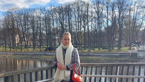 HOMNE EESTI ⟩ Anna Saar: ühiskonnatundides võiksime peale mõistete õppimise ka ajalehti lugeda