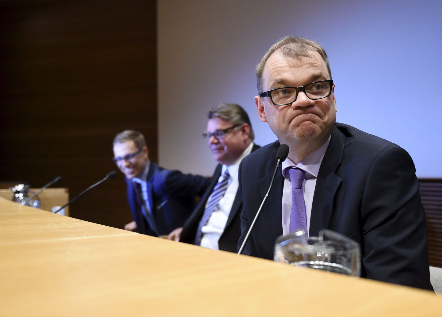 Soome järgmine peaminister, Keskerakonna juht Juha Sipilä (esiplaanil), Põlissoomlaste juht Simo Soini ja Koonderakonna liider Alexander Stubb koalitsiooniläbirääkimiste vahel pressikonverentsil.