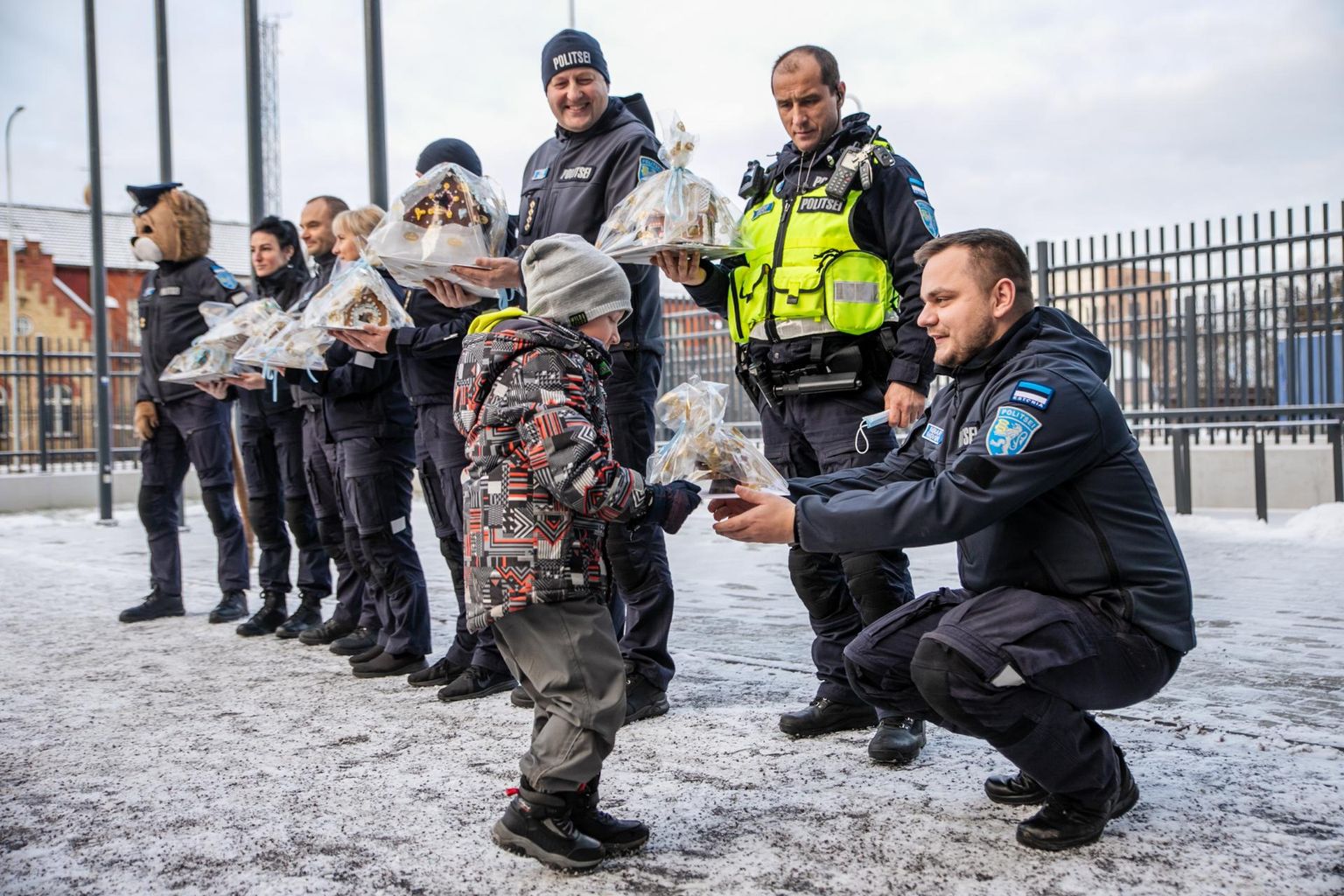 Вручение полиции домиков из пипаркоков, изготовленных воспитанниками детского сада Trall.