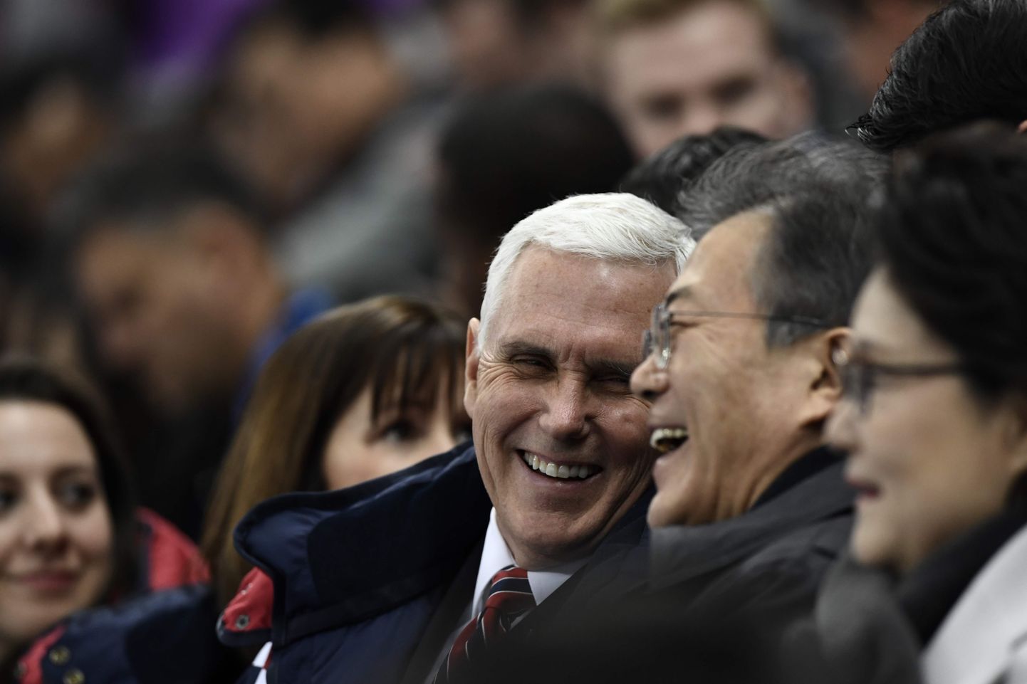 USA asepresident Mike Pence vestlemas laupäeval Lõuna-Korea presidendi Moon Jae-iniga Gangneungi jäähallis lühiraja kiiruisutamise võistluse ajal