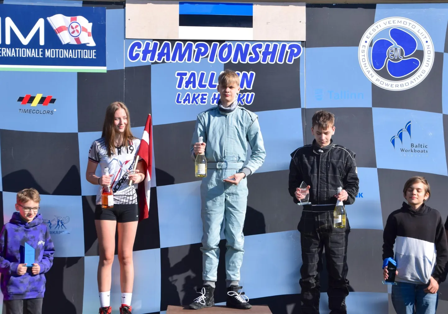 Viljandi veemotosportlane Paul Richard Laur (keskel) võitis 10. mail Harku järvel peetud Eesti meistrivõistluste avaetapi.