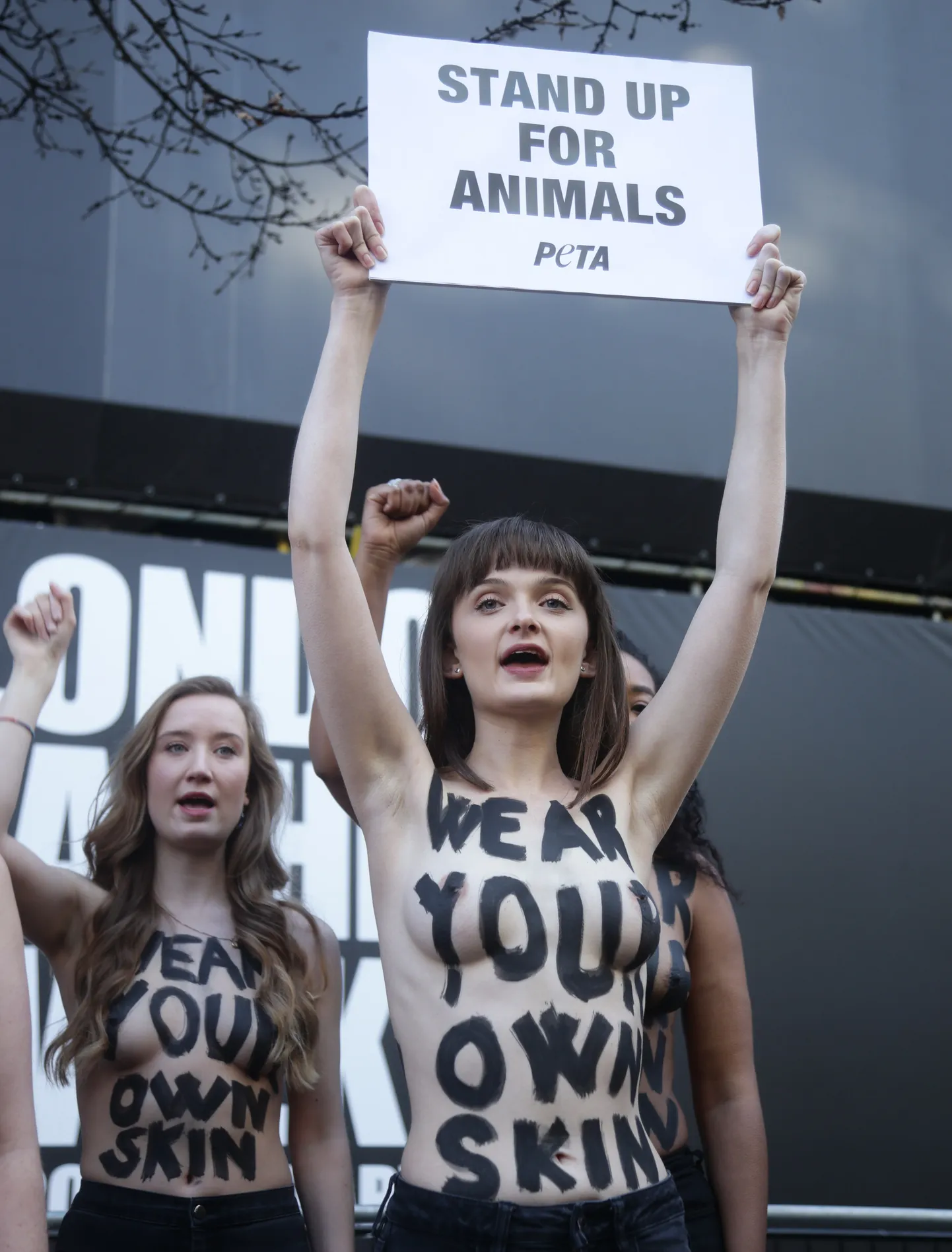 PETA aktivistid tänavu Londoni moenädala alguses julgustamas möödakäijaid mitte karusnahka kandma.