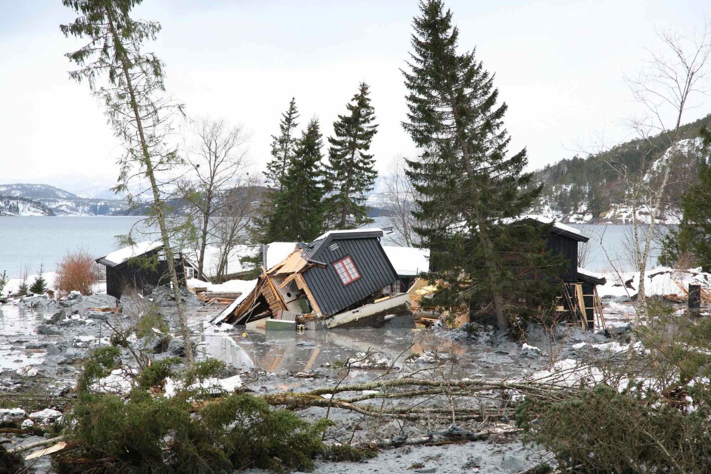 Mudalaviinis purunenud elumajad Namsosi linnas.