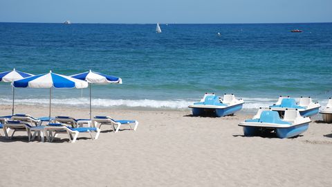 ШТРАФ 250 ЕВРО ⟩ На популярном курорте туристов будут штрафовать за «бронирование» мест на пляже