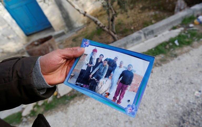 Anis Amri vend näitab perefotot. Anis Amri on pildil keskel. Foto: Zoubeir Souissi/REUTERS/Scanpix