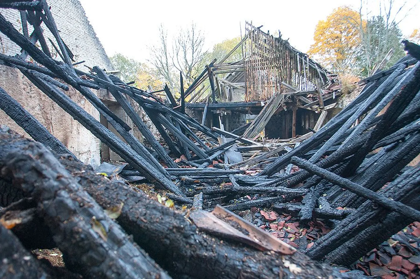 Mullu 9. oktoobril tegi tulekahju pahandust Laatres, põles tühjana seisnud mõisa kõrvalhoone.