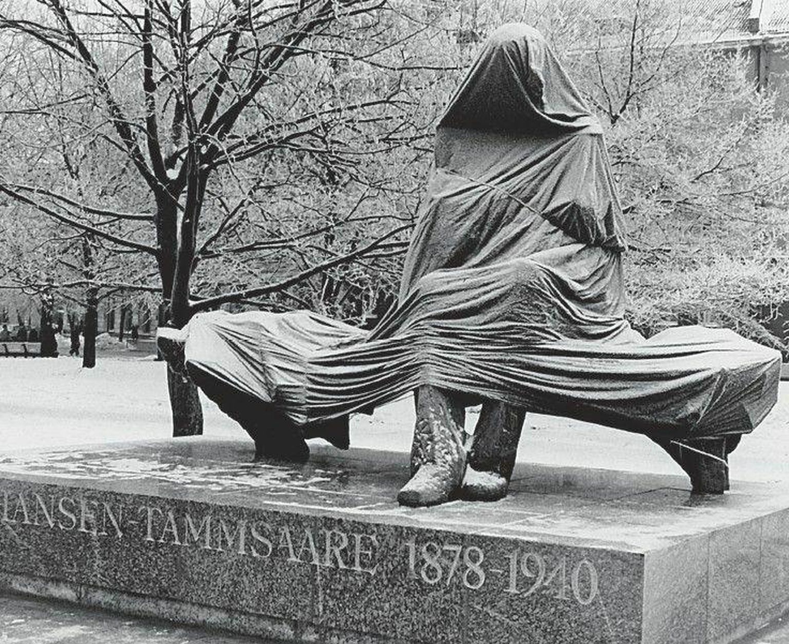 A. H. Tammsaare on inimsoole ja -kultuurile diagnoosi pannes ja prognoose andes justkui arst, kes leppinud täielikult haiguste, väärarengute, vaevuste ja surmaga, mis kuuluvad võõrandamatult inimliku eksistentsi juurde. Pildil tema monument päev enne selle pidulikku avamist 30. jaanuaril 1978.