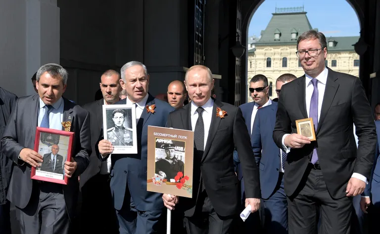 Премьер-министр Израиля Биньямином Нетаньяху, Путин и президентом Сербии Александром Вучичем на шествии «Бессмертного полка» несут портреты предков, участников Второй мировой войны, Москва, 9 мая 2018 года.
