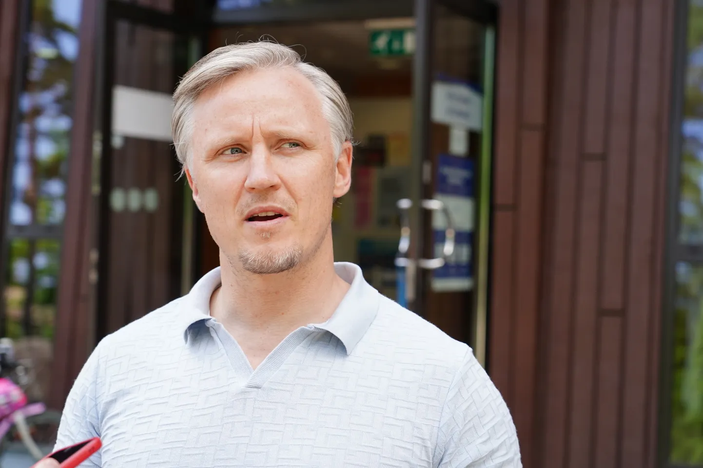 Saeimas deputāts, Nacionālās apvienības kandidāts Eiropas Parlamenta vēlēšanām Rihards Kols atbild uz žurnālistu jautājumiem pēc nobalsošanas Eiropas Parlamenta vēlēšanās 209. vēlēšanu iecirknī Jūrmalas pirmsskolas izglītības iestādē "Taurenītis".