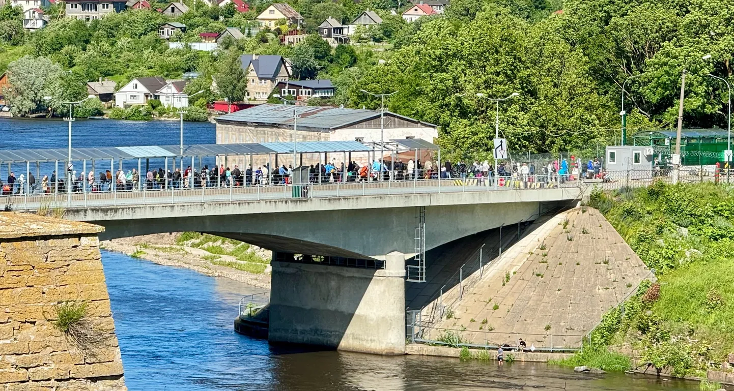 Rindas pie Igaunijas–Krievijas robežsardzes punkta Narvā.