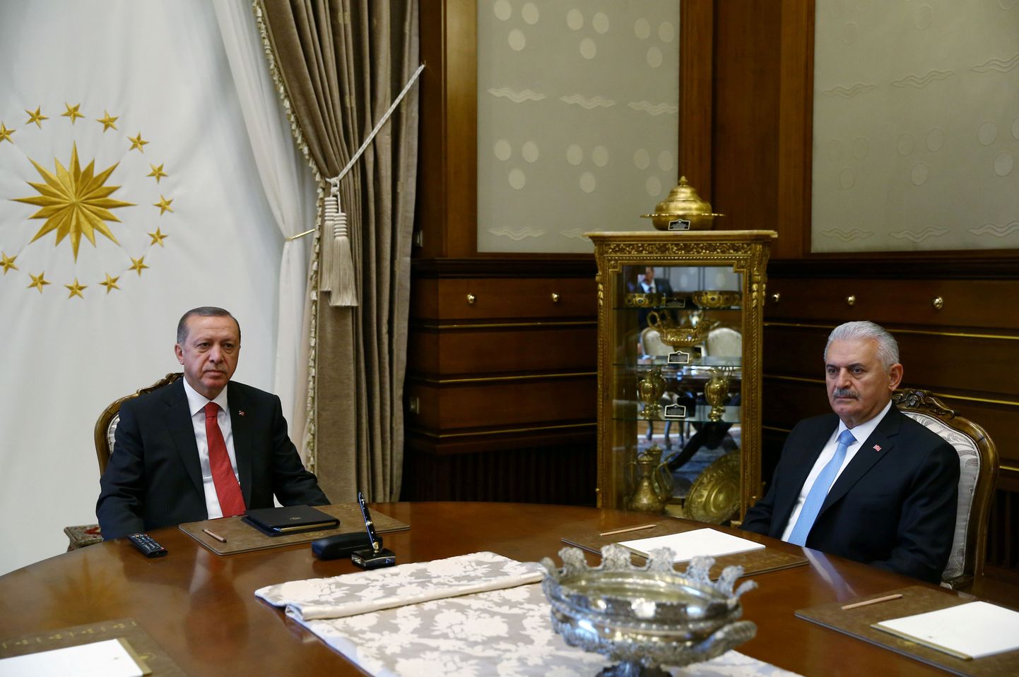 Türgi president Recep Tayyip Erdogan peaminister Binali Yildirimiga täna Ankaras.