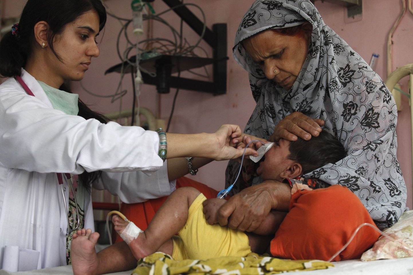 Õde hoolitseb Lahores Mayo haiglas leetritesse nakatunud 2-aastase tüdruku eest.