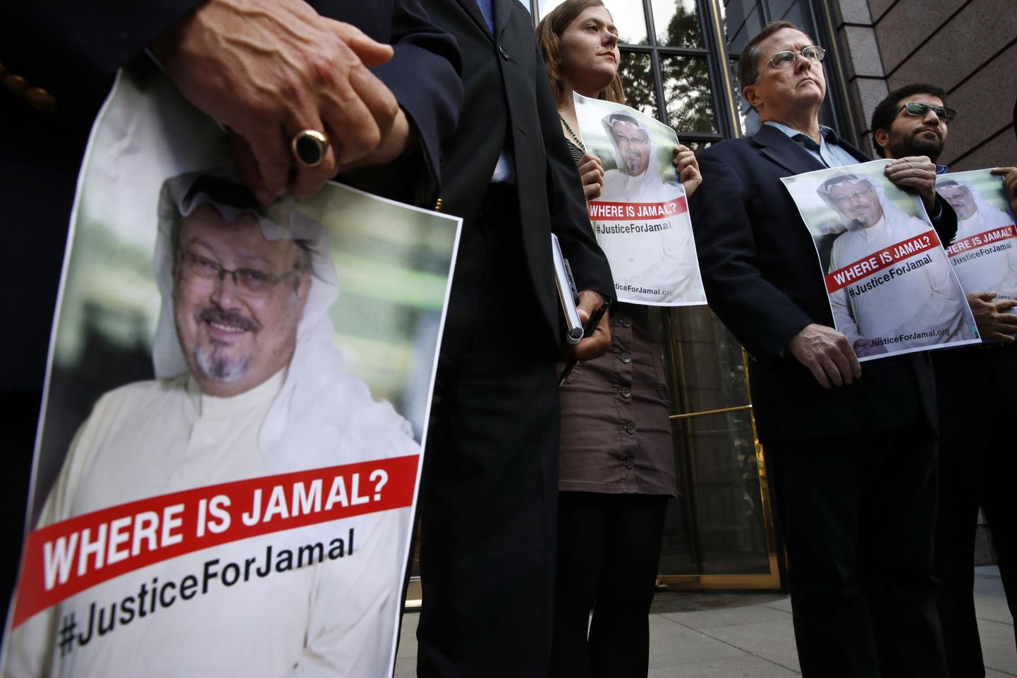Jamal Khashoggi kadumise osas selgust nõudvad meeleavaldajad USAs Washingtonis päevalehe Washington Post toimetuse ees. FOTO: Jacquelyn Martin/ap/scanpix
