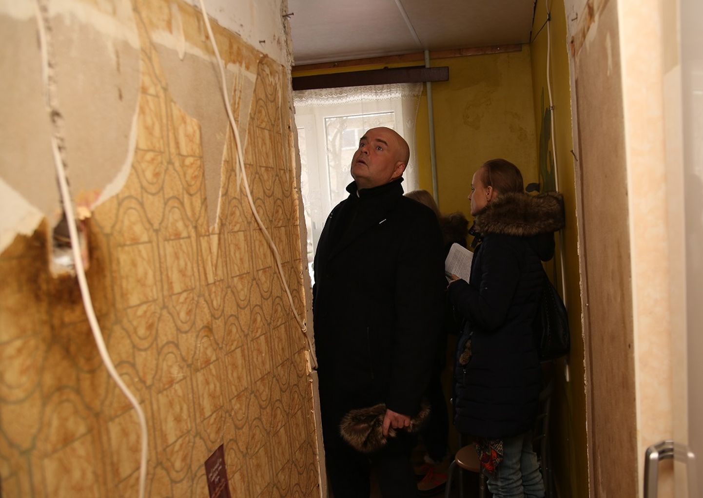 Siseminister Andres Anvelt ja päästeameti peadirektor Kuno Tammearu külastasid kodu, mis saab tuleohtuks projekti "500 kodu tuleohutuks" raames.
