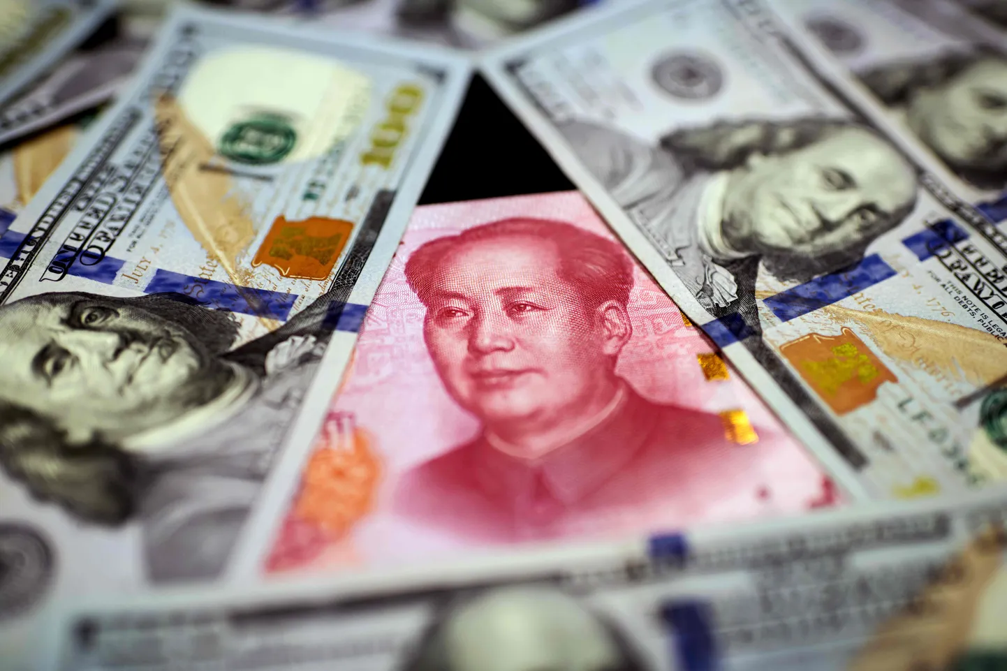 Hiina ja USA valuuta (Photo by NICOLAS ASFOURI / AFP)