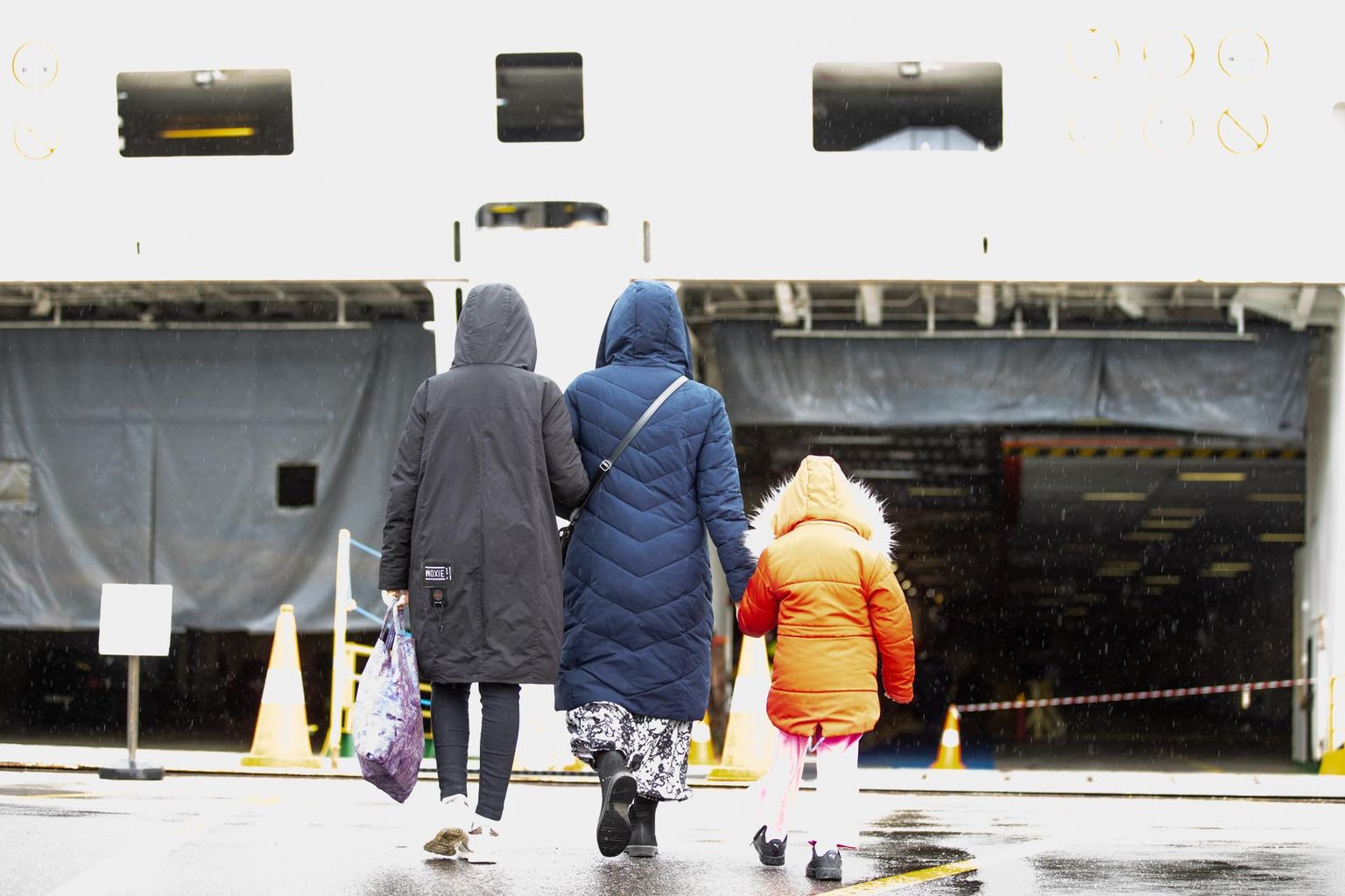 25.04.2022, Tallinn Sõjapõgenikud Isabelle laeval.