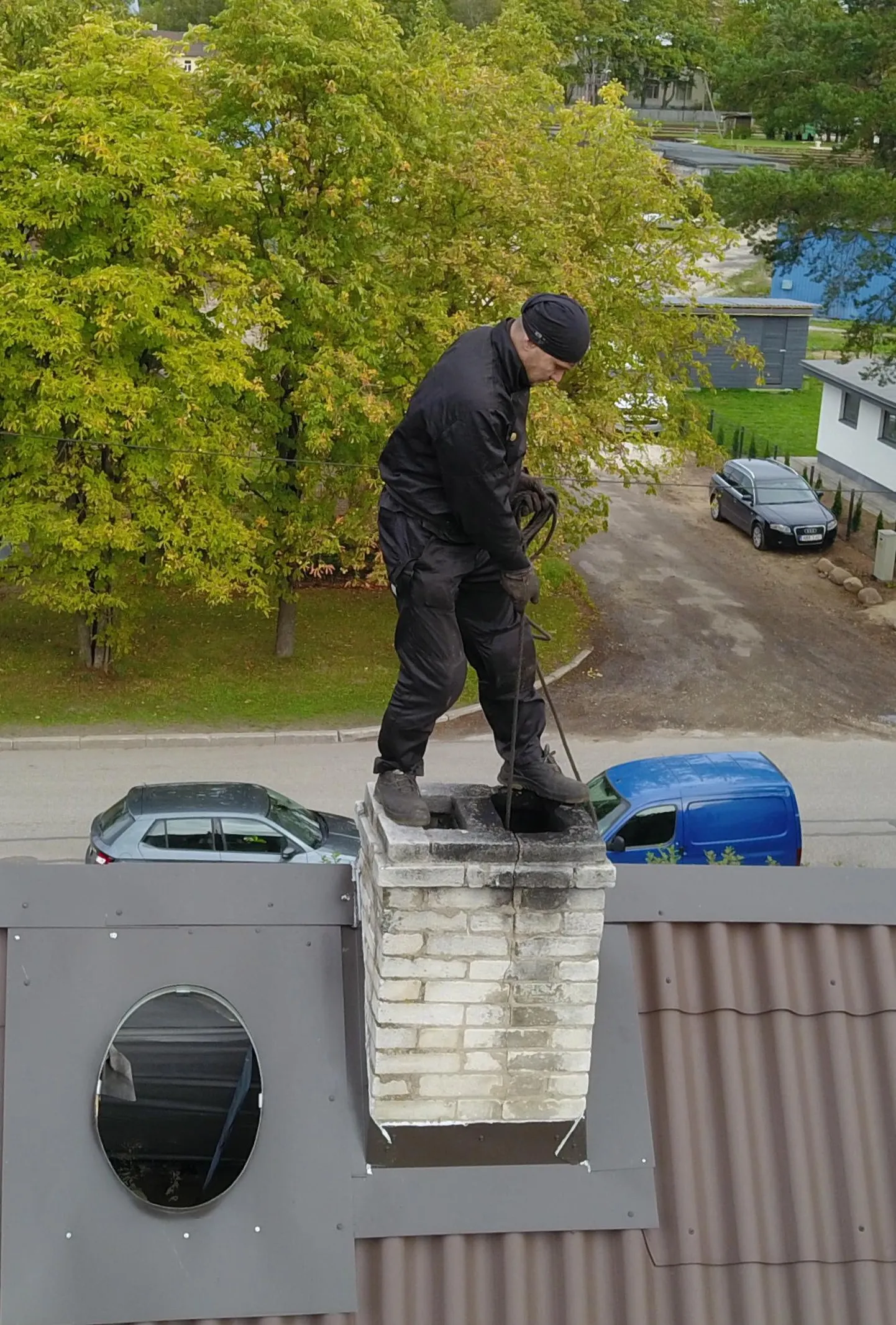 Vastavalt tuleohutuse seadusele peab kortermajade ja ridaelamute küttesüsteeme kord aastas puhastama kutseline korstnapühkija.